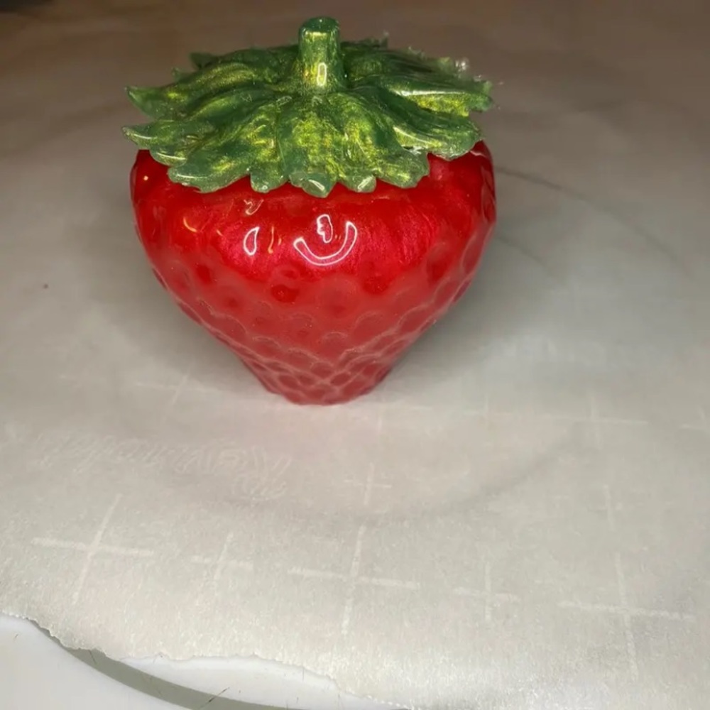 Resin jewelry holder with a lid